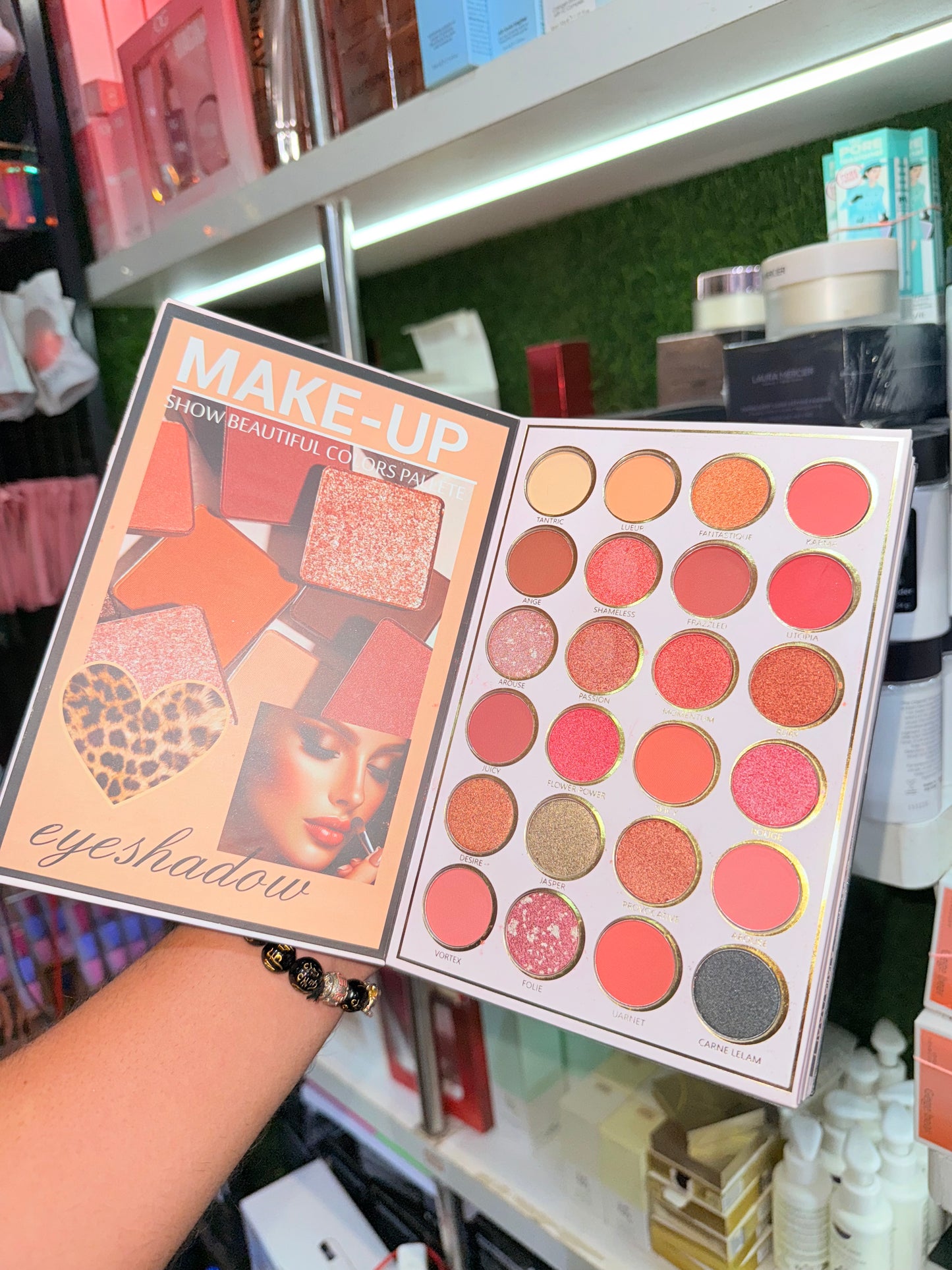 EXCLUSIVE 6 PAGE MAKEUP BOOK