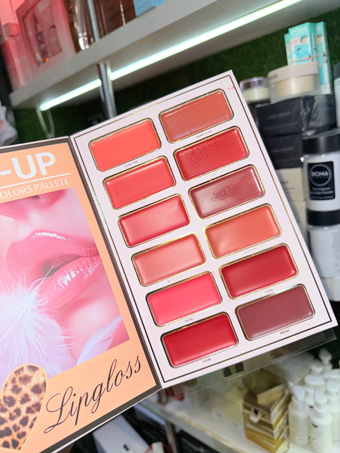 EXCLUSIVE 6 PAGE MAKEUP BOOK