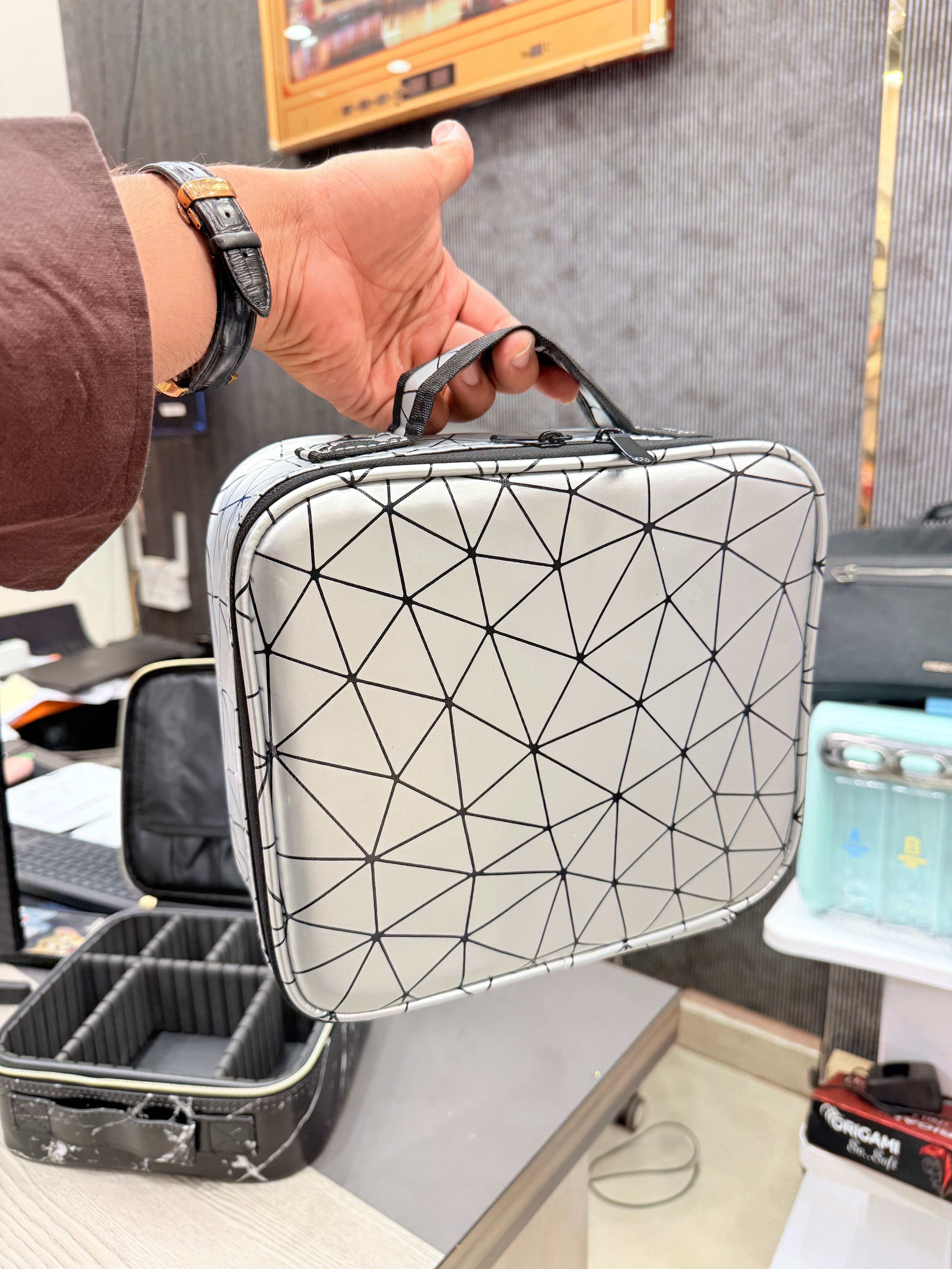 Luxury Geometric Makeup & Vanity Organizer Case – Travel Friendly Multi Compartment Storage Bag