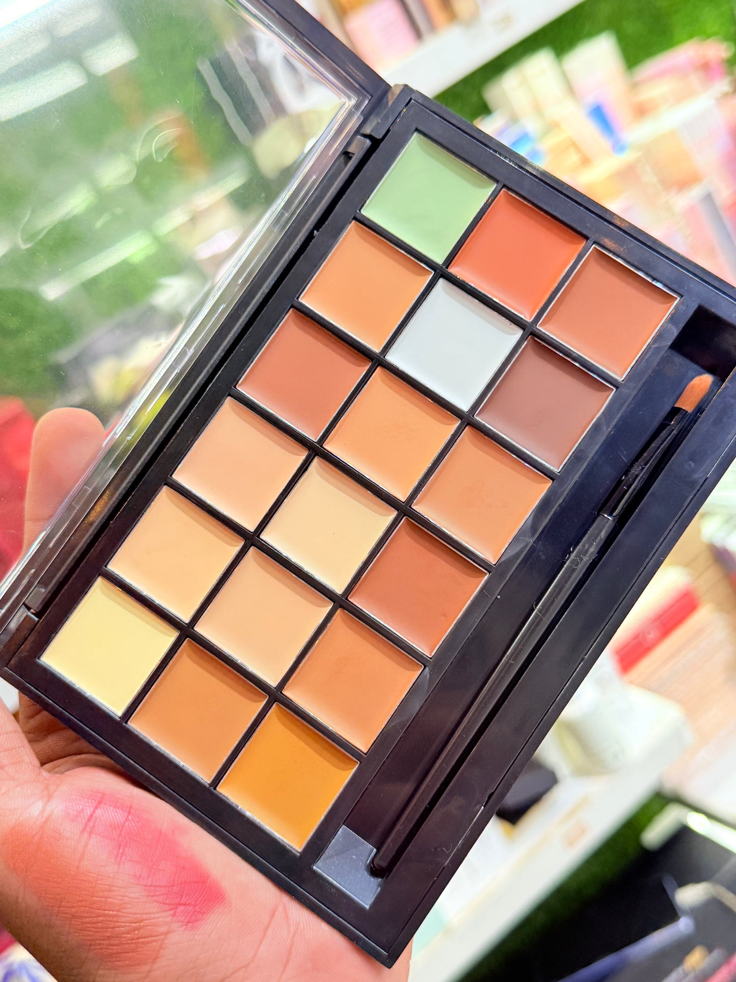Chrisvenn Multitasker Pro Artist Palette - 18 Color Concealer Pallete