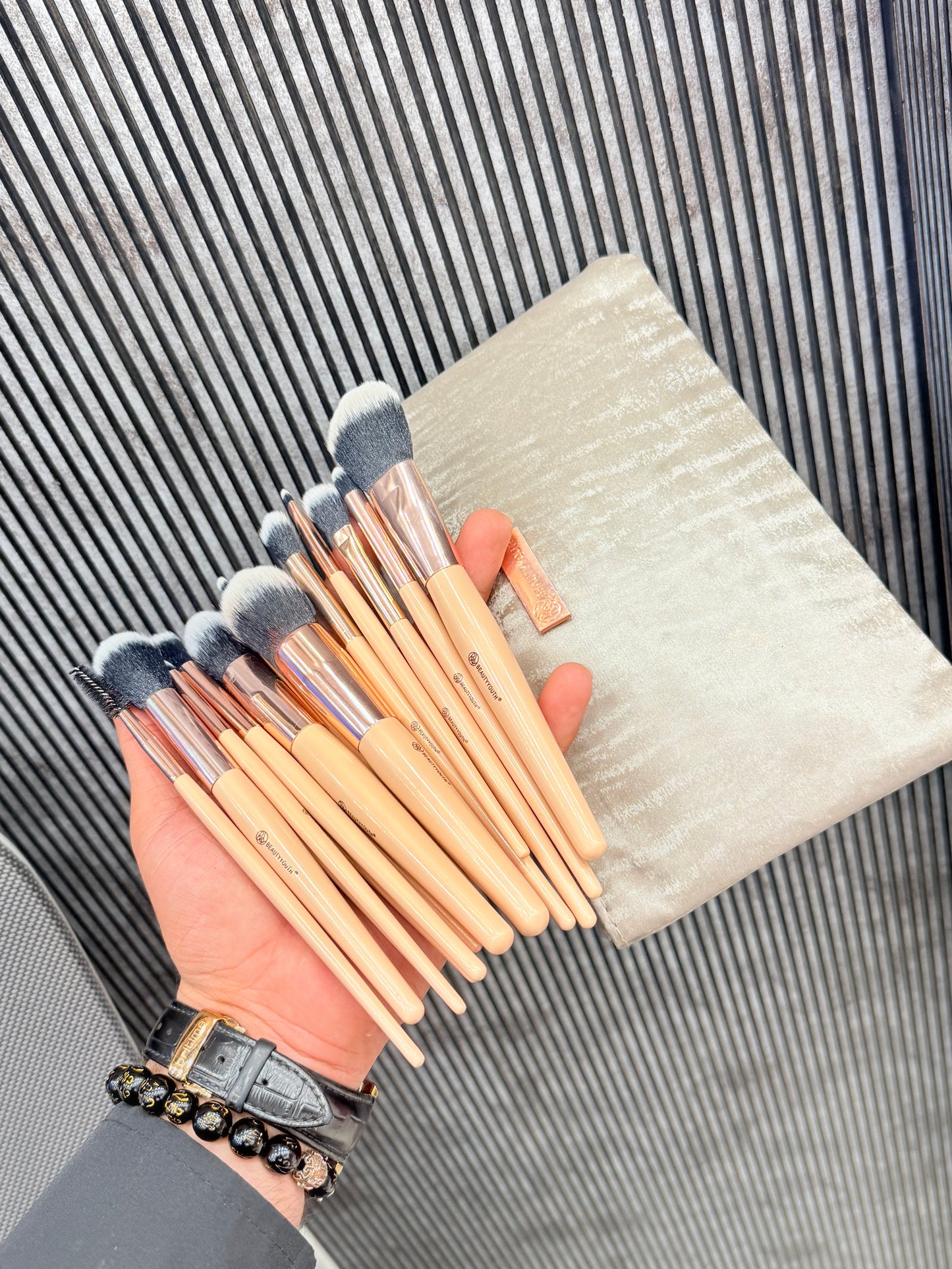 MAKEUP DUO YEAR END SALE Mocallure Makeup Book 5 Page + PRO BRUSH SET 15PCS - VALID TILL 31ST DECEMBER