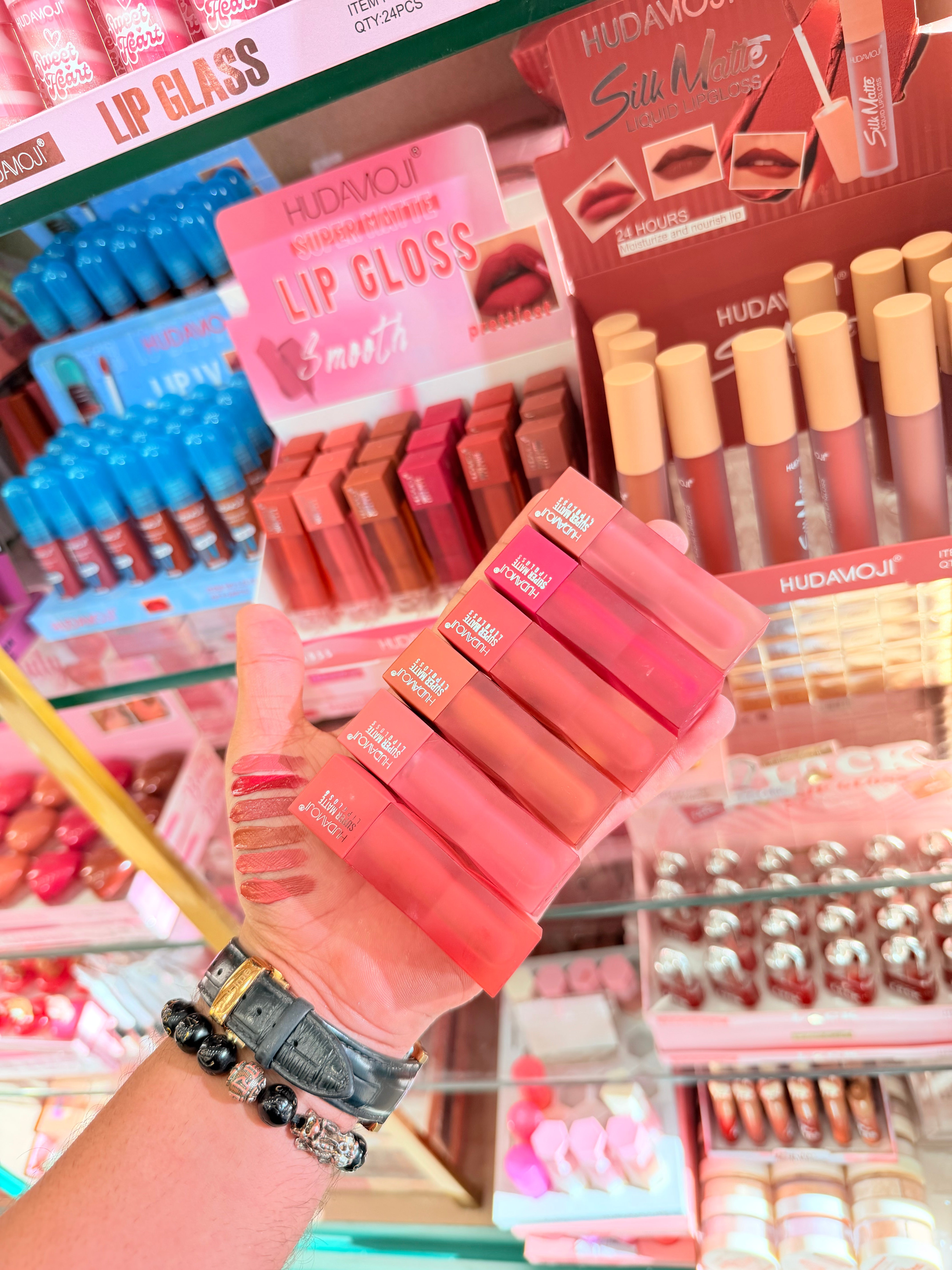 BUNDLE HUDAMOJI Lip Gloss Smootch Set of 6 – Ultra Glossy Long Lasting Shades | Unbelievable Price ₹799