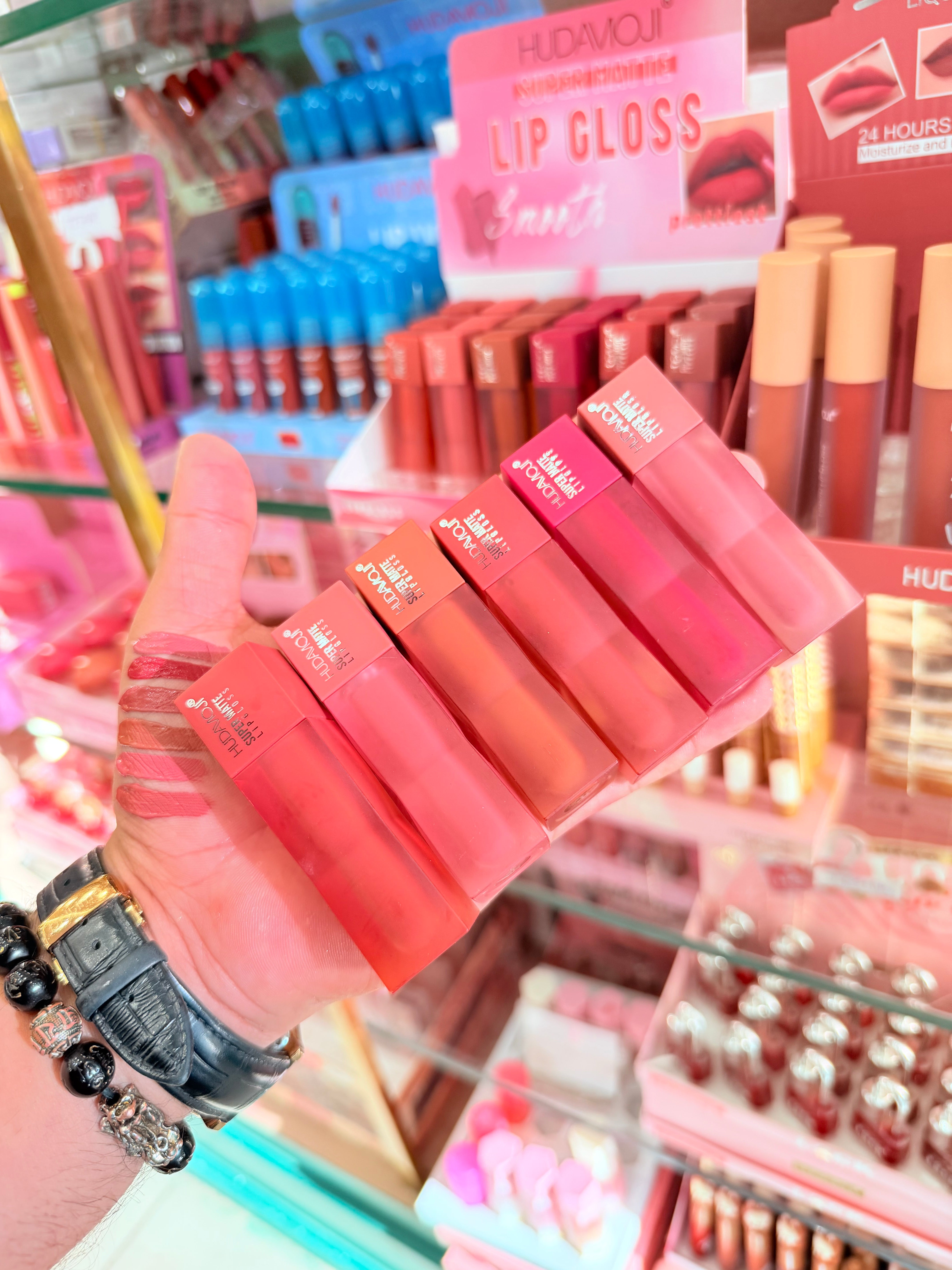 BUNDLE HUDAMOJI Lip Gloss Smootch Set of 6 – Ultra Glossy Long Lasting Shades | Unbelievable Price ₹799