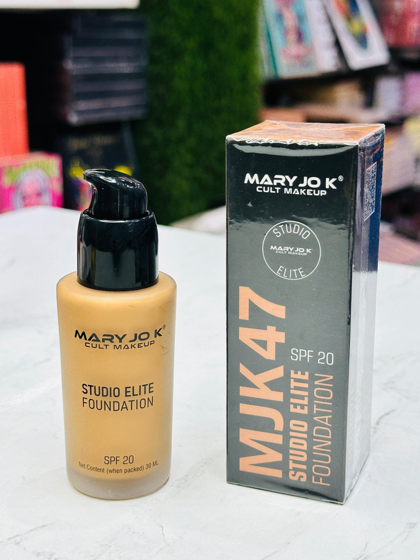 MARY JO K MAKEUP COMBO (1 Studio Compact Powder, 1 Studio Foundation, 1 Wrist Makeup Mixing Pallete)