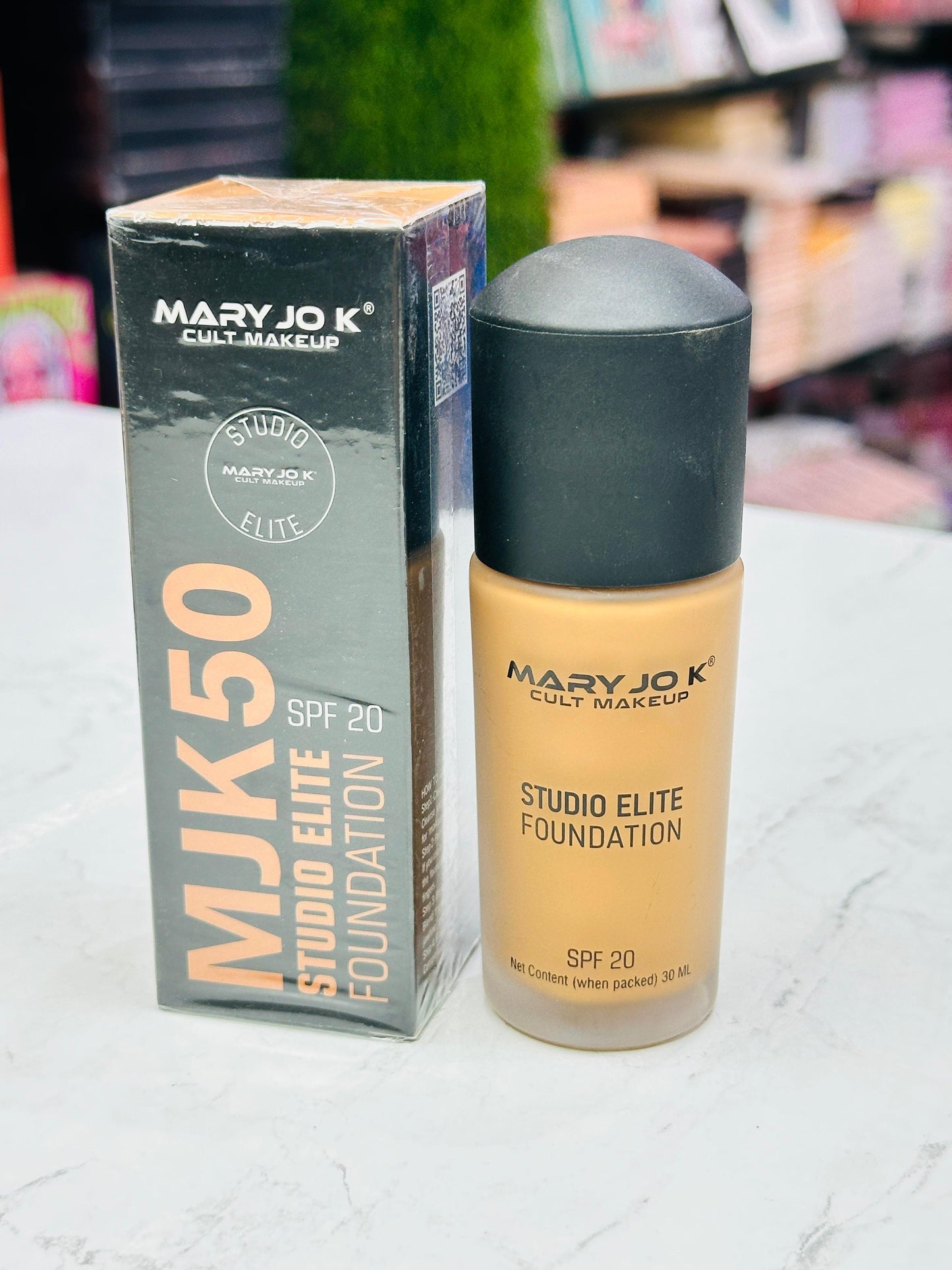 MARY JO K MAKEUP COMBO (1 Studio Compact Powder, 1 Studio Foundation, 1 Wrist Makeup Mixing Pallete)