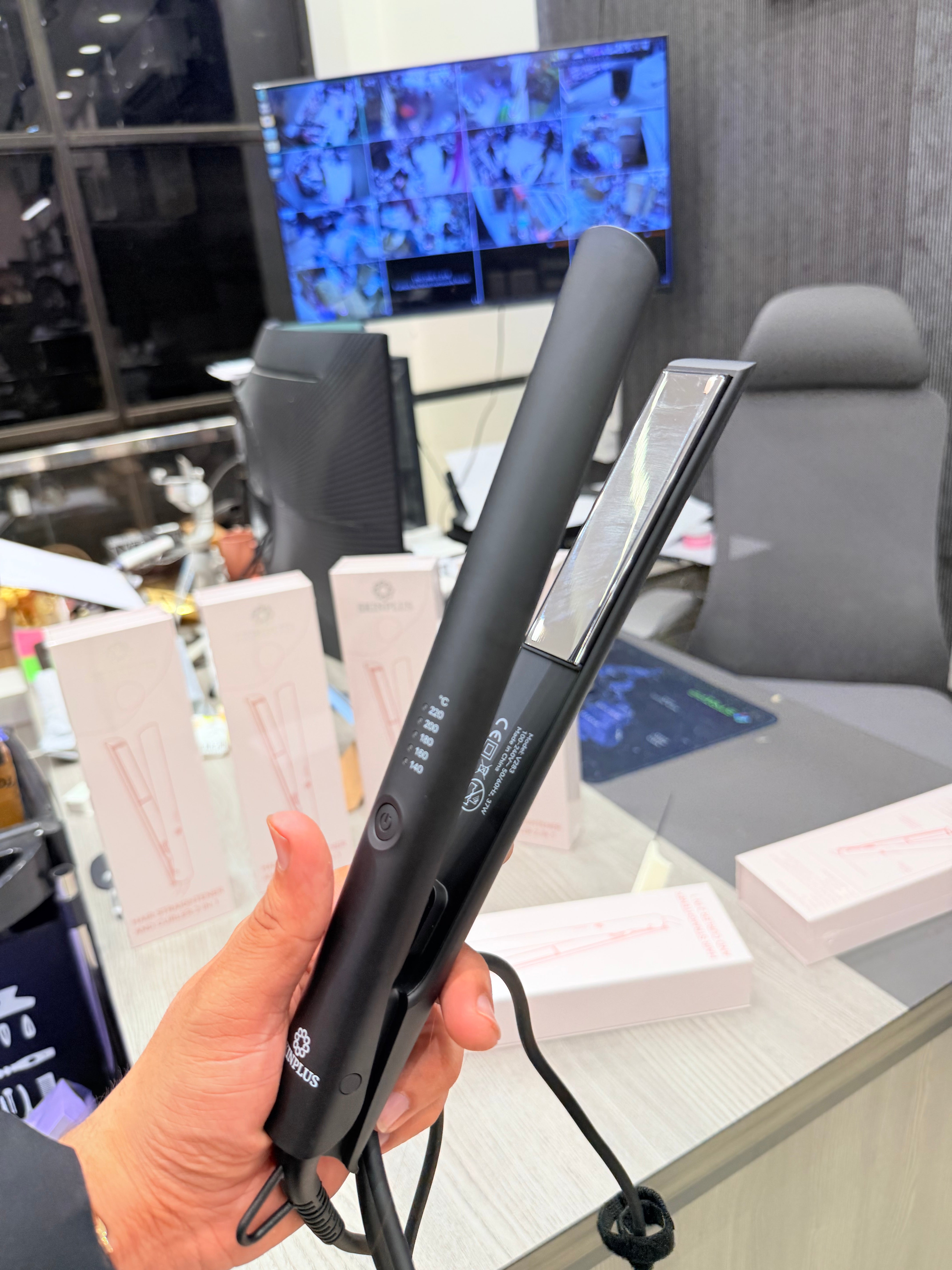 SkinPlus Hair Straightener & Curler 2-in-1 – Titanium Plates, Adjustable Temperature, Professional Hair Styling Tool