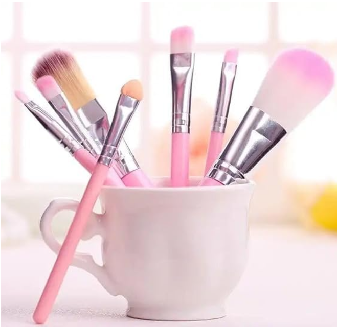 Hello Kitty Soft Makeup Brush Set, 7 Brusher with Portable Storage Box. (Set of 7 Brushes)