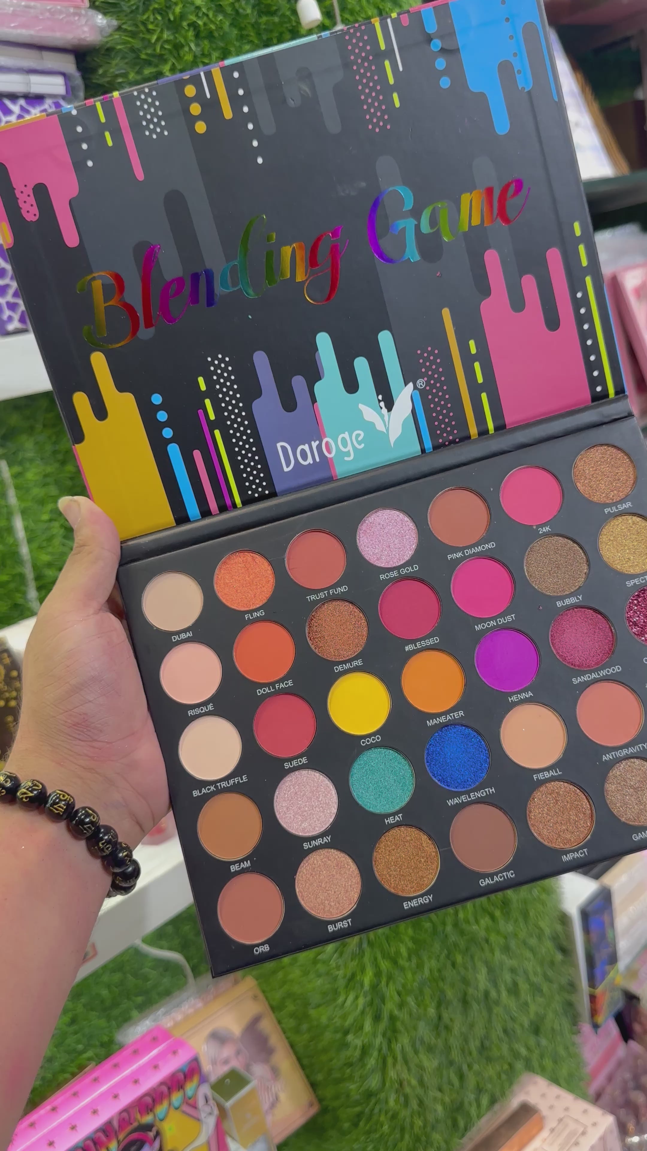 Load video: DAROGE PROFESSIONAL 35B COLOR EYESHADOW PALLETE