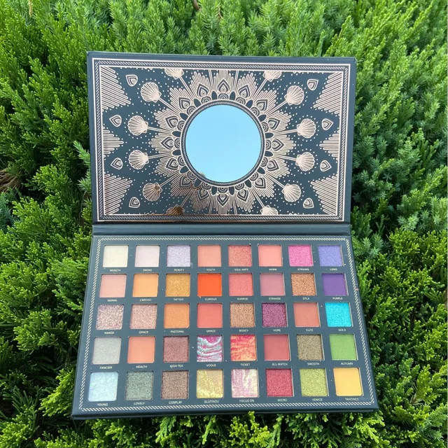 IGOODCO Eye shadows Cruelty Free black Holographic Eyeshadow Palette